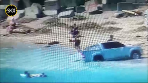 Россиянин превратил свой пикап в плавучий пирс ради прыжков в Чёрное море