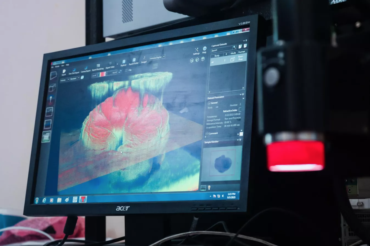 Использование жидкостей для вейпа в подсвечивании тканей. Фото © Пресс-служба СГУ имени Н.Г. Чернышевского / Дмитрий Ковшов