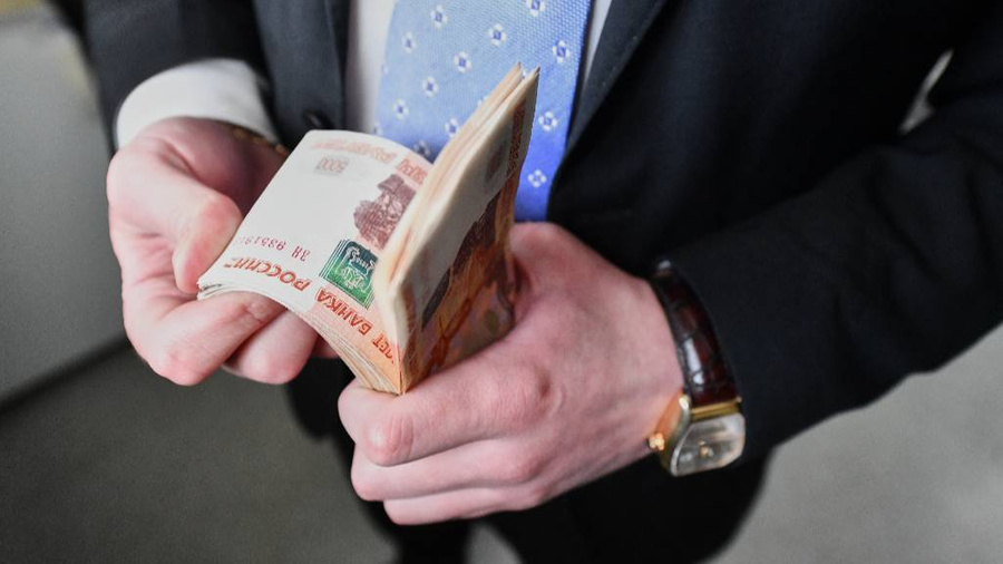 Россияне покупают иностранную валюту, чтобы сохранить сбережения. Обложка © ТАСС / Александр Манзюк
