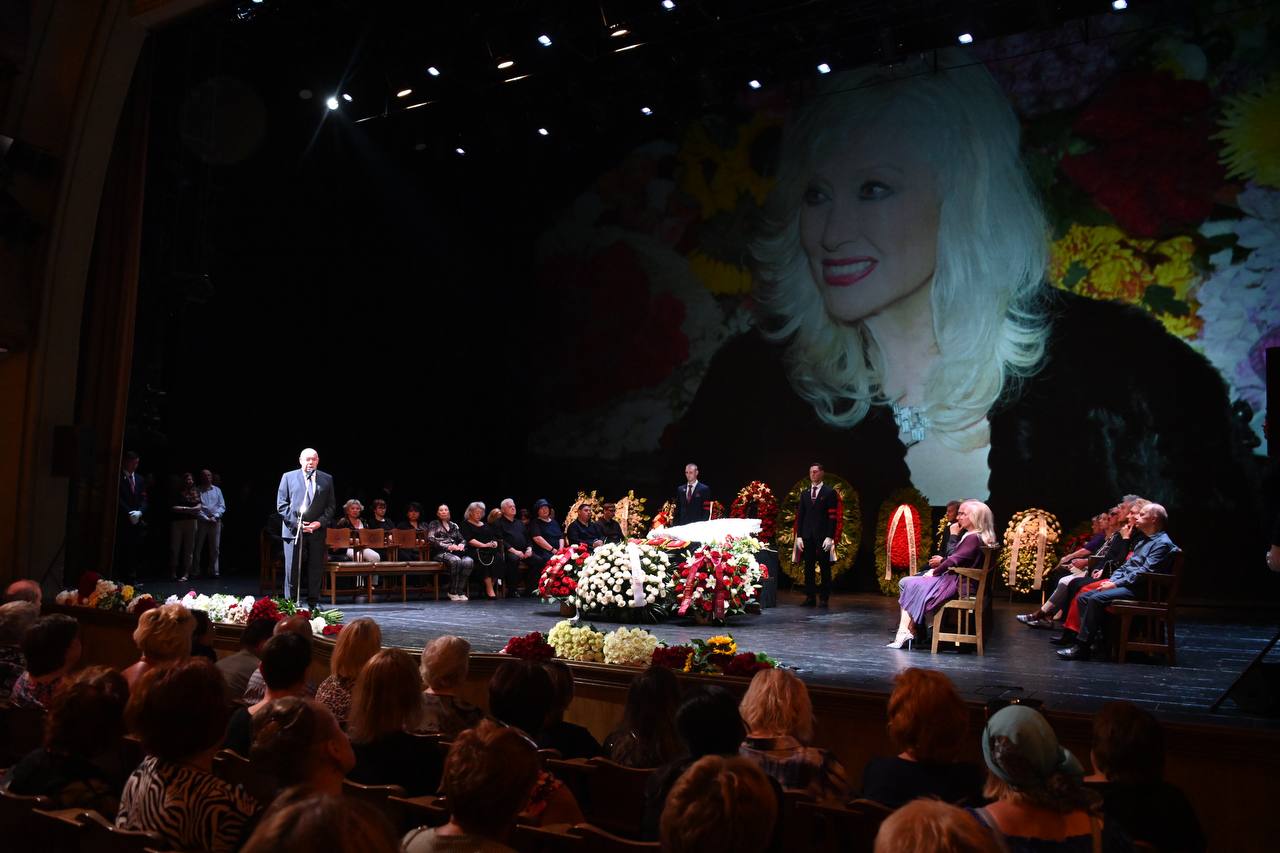 Михаил Швыдкой на церемонии прощания с Ириной Мирошниченко. Фото © LIFE / Павел Баранов