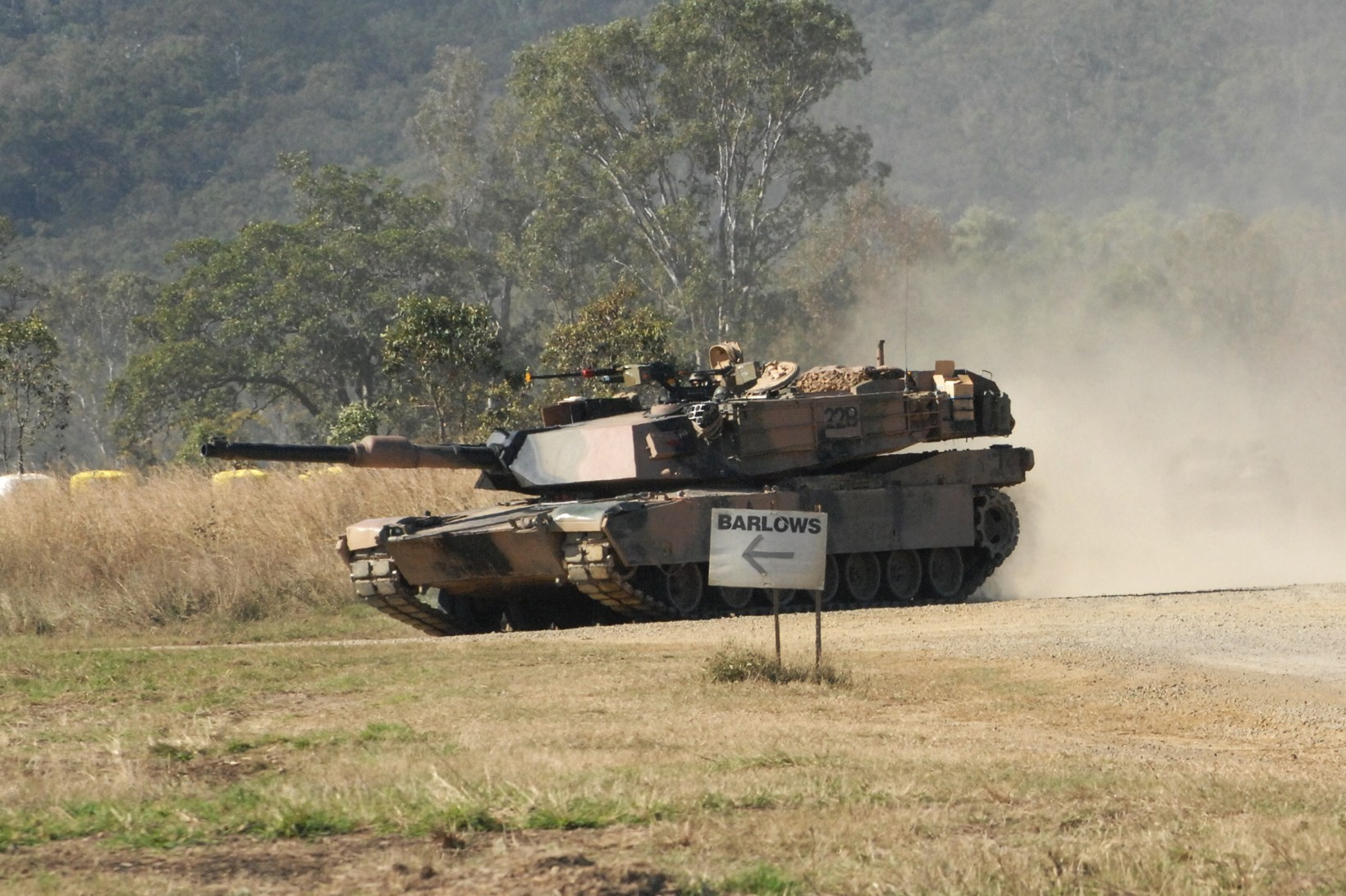 США решили одобрить поставку Киеву танков Abrams