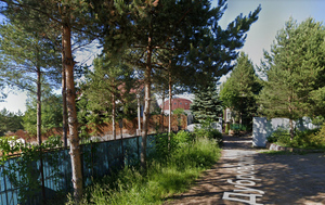 Въезд в предполагаемое поместье Игоря Эделя. Виден особняк с куполом. Фото © Карты Google