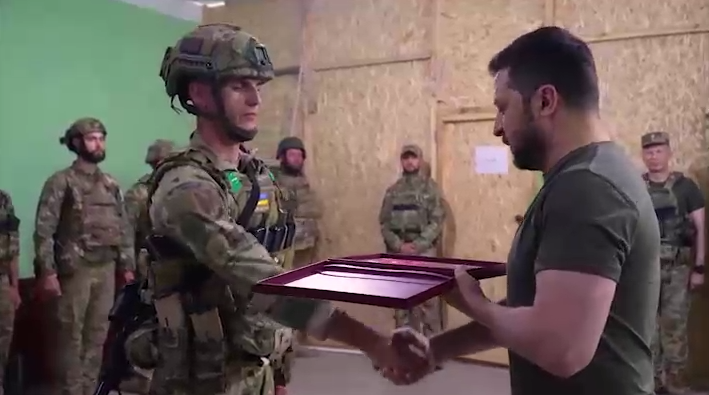 Президент Украины Владимир Зеленский с бойцами "Хортицы". Фото © T.me / V_Zelenskiy_official