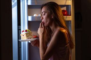 Врач объяснила, когда чувство голода после еды — причина обратиться к психологу