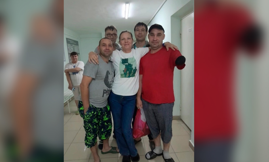 Ирина с новым знакомым (в красной футболке) во время лечения в больнице. Фото © VK / Евгения Волошина