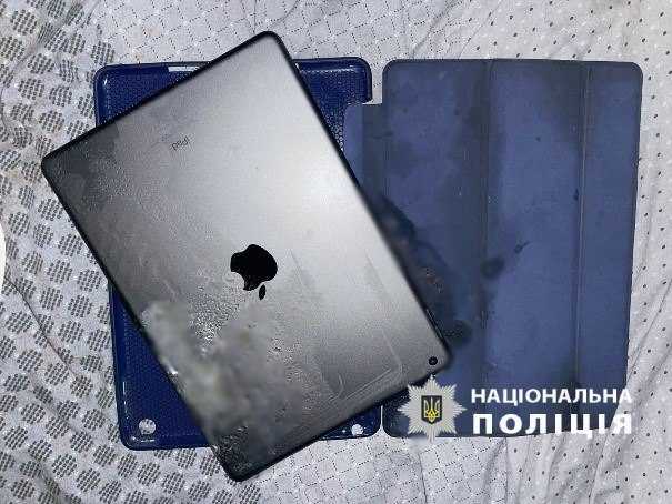 <p>Тот самый планшет, который убил девочку под Харьковом. Фото © Пресс-служба Национальной полиции Украины</p>