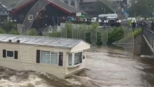 В Норвегии жилой дом уплыл по реке и врезался в мост