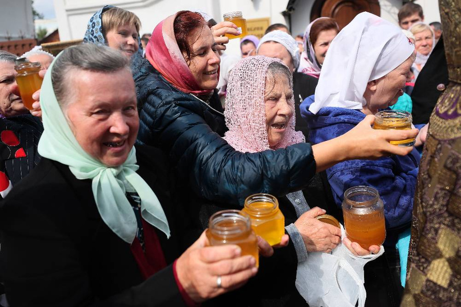 Верующие во время освящения мёда в праздник Медового Спаса на территории храма в честь Всемилостивого Спаса в Екатеринбурге. Фото © ТАСС / Донат Сорокин