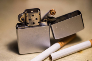 Надписи о вреде курения могут появиться на зажигалках и портсигарах