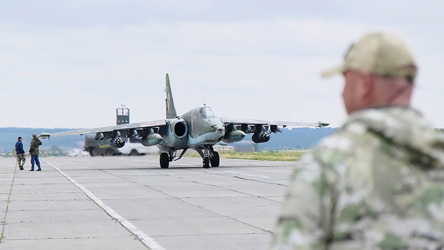 Самолёт Су-25СМ ЦВО перед вылетом на боевую задачу для нанесения ракетного удара по миномётным расчётам ВСУ. Обложка © ТАСС / Пресс-служба Минобороны РФ