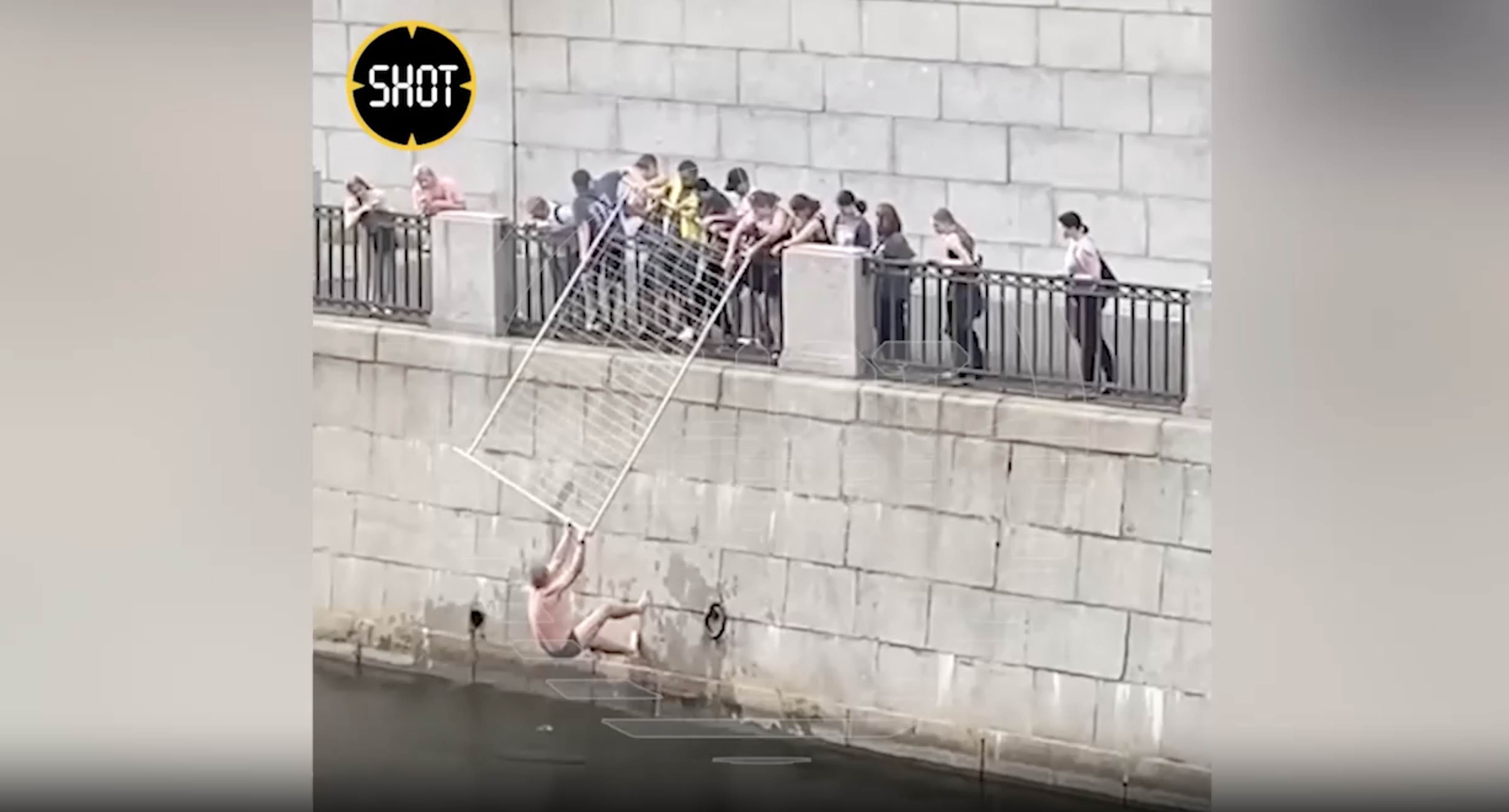 В Петербурге незадачливого пловца извлекли из канала  металлическим забором