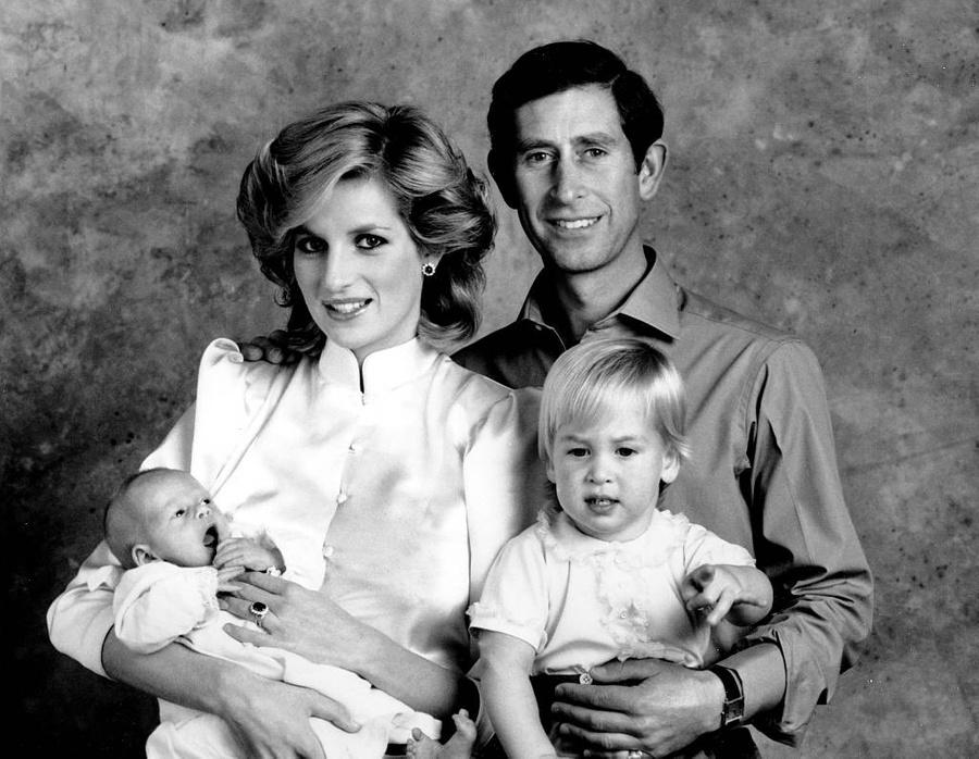 Принц Чарльз, принцесса Диана и их сыновья Уильям и Гарри, 1984 год. Обложка © ТАСС / AP