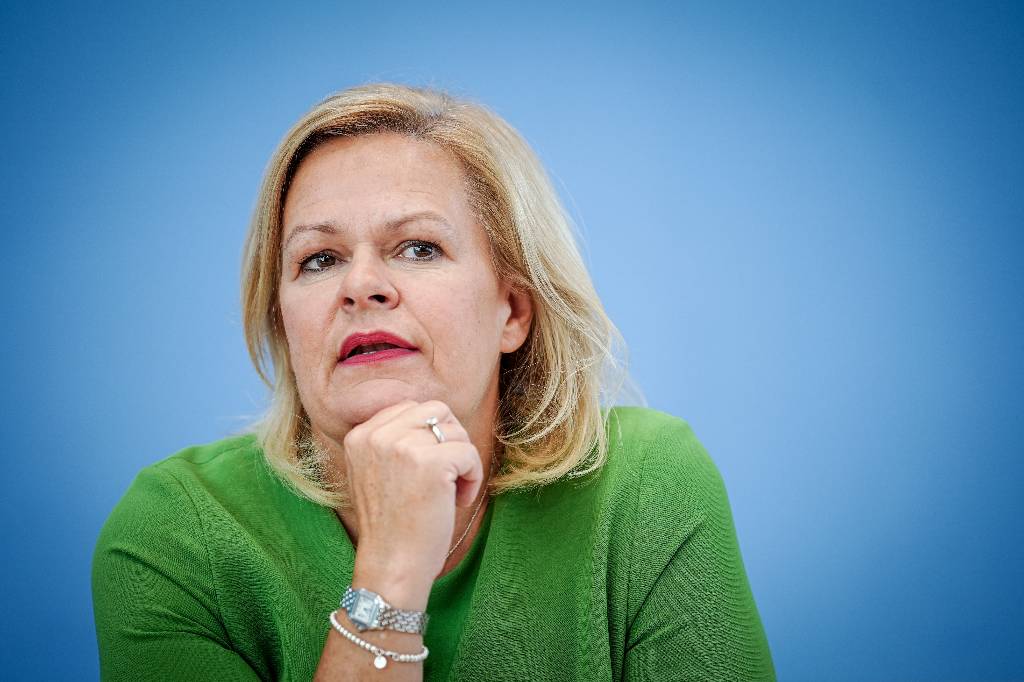 Министра внутренних дел ФРГ объявили подражательницей Штази за охоту на неугодных
