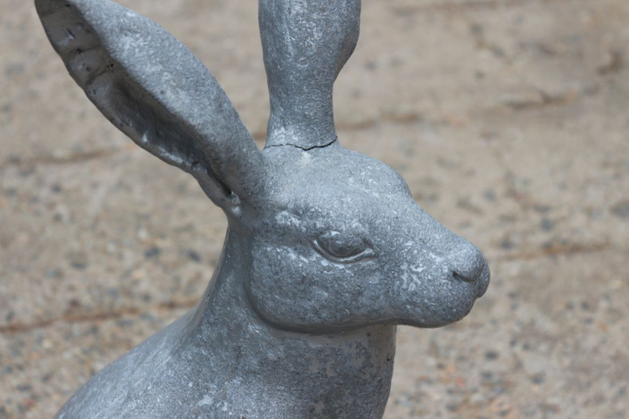Скульптура зайца в Петербурге, демонтированная для ремонта. Фото © Пресс-служба Комитета по развитию транспортной инфраструктуры Санкт-Петербурга