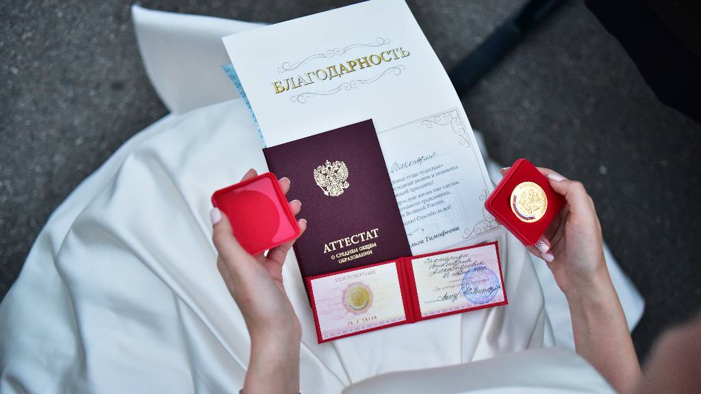 Минпросвещения назвало условия вручения серебряной медали в школах