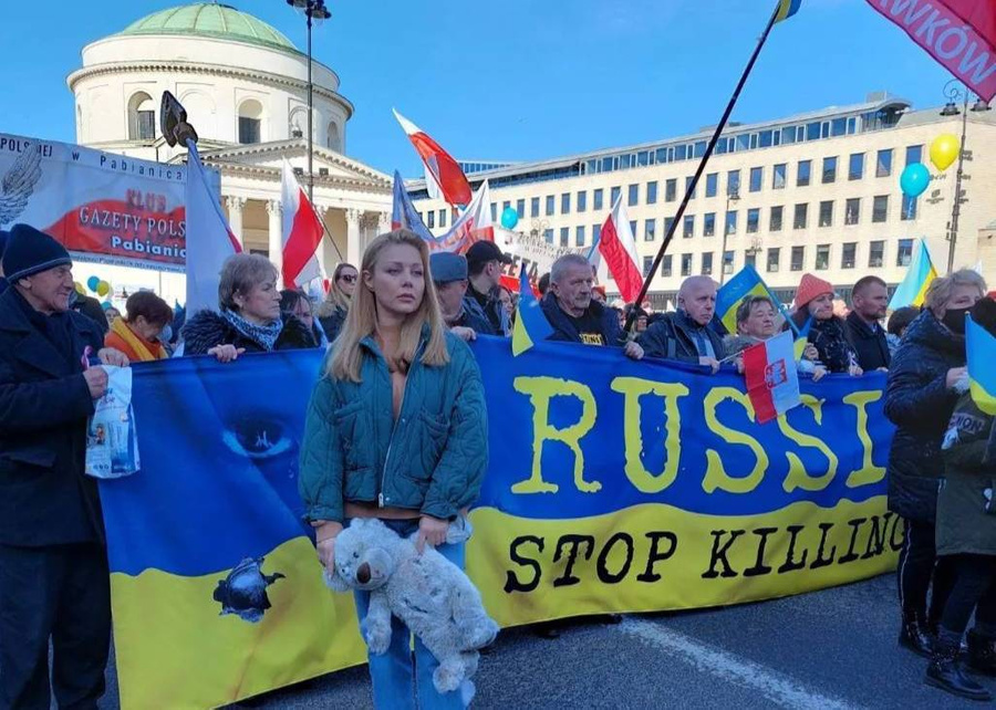 Сразу после начала СВО Тина Кароль сбежала в Польшу, вернувшись в Киев, когда из-под него ушли российские войска. Будучи за границей, она позировала на фоне баннеров с украинскими флагами в ходе антироссийских митингов, проводимых в том числе в Польше. Фото © Instagram (соцсеть запрещена в РФ, принадлежит корпорации Meta, которая признана в РФ экстремистской) / tina_karol