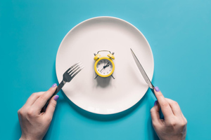 Диетолог объяснил, кто может похудеть с помощью интервального голодания