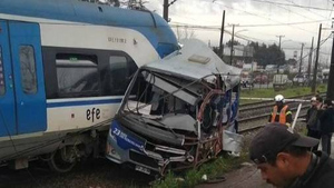 Семь человек погибли в ДТП с участием поезда и микроавтобуса в Чили