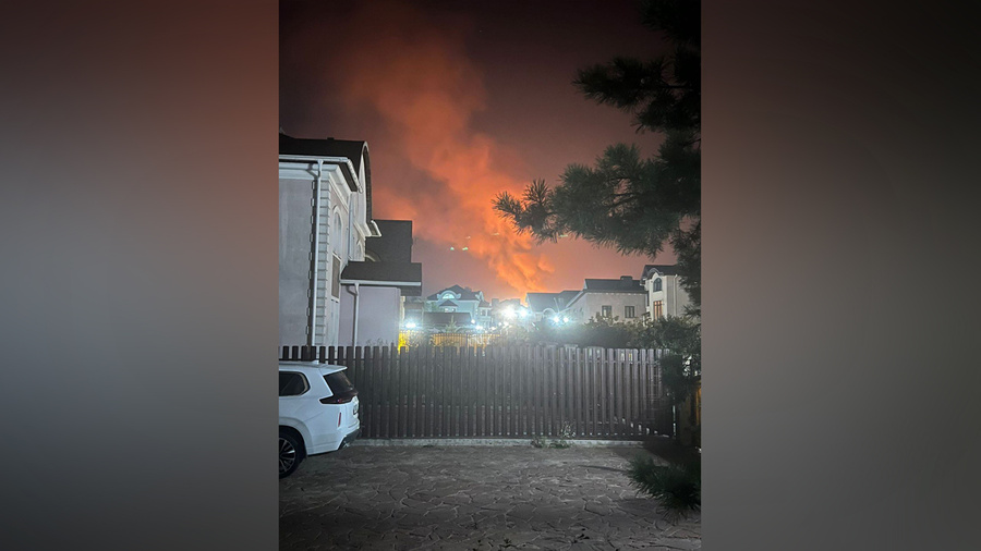 Пожар в Московской области на территории киногородка в заповеднике "Горки Ленинские". Обложка © t.me / Горки Ленинские — Чат