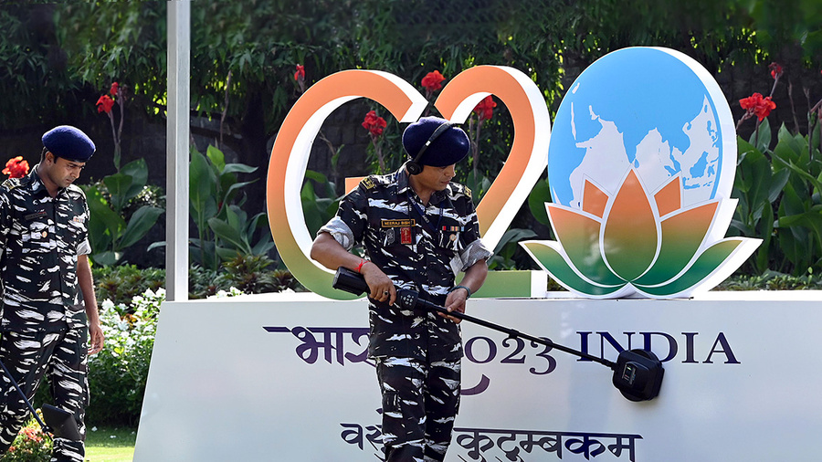 <p>Сотрудники службы безопасности во время проверки одного из отелей на саммите G20 в Нью-Дели. Обложка © Getty Images / Hindustan Times / Arvind Yadav</p>