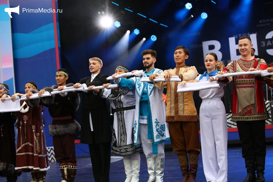 Церемония открытия выставки "Улица Дальнего Востока" сопровождается концертом. Обложка © t.me / PrimaMedia.Приморье