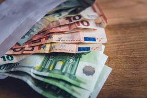 Курс евро на Мосбирже опустился ниже 104 рублей впервые с 1 сентября