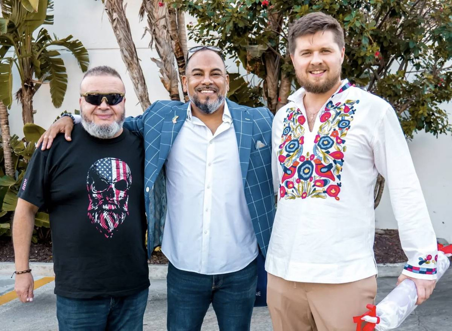 Оружейный барон Марк Моралес (в центре) позирует с двумя сотрудниками — Владимиром Койфманом (слева), старшим сержантом украинской армии, и Денисом Ванашем, бывшим советником Министерства обороны. Обложка © Facebook (соцсеть запрещена в РФ, принадлежит корпорации Meta, которая признана в РФ экстремистской) / Global Ordnance