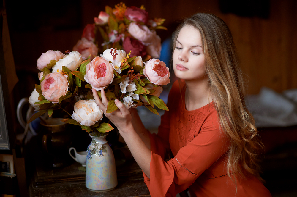 Причиной застоя и оттока финансов могут стать искусственные цветы. Они собирают пыль, находятся в вашем доме длительное время и не несут в себе никакой положительной энергетики. Фото © Shutterstock