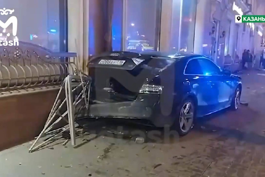 Последствия ДТП с иномаркой в центре Казани, где водитель сбил велосипедистку. Обложка © t.me / Mash Iptash