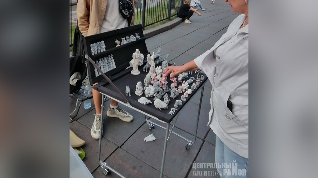 В центре Санкт-Петербурга инспекторы прогнали незаконных торговцев сувенирами