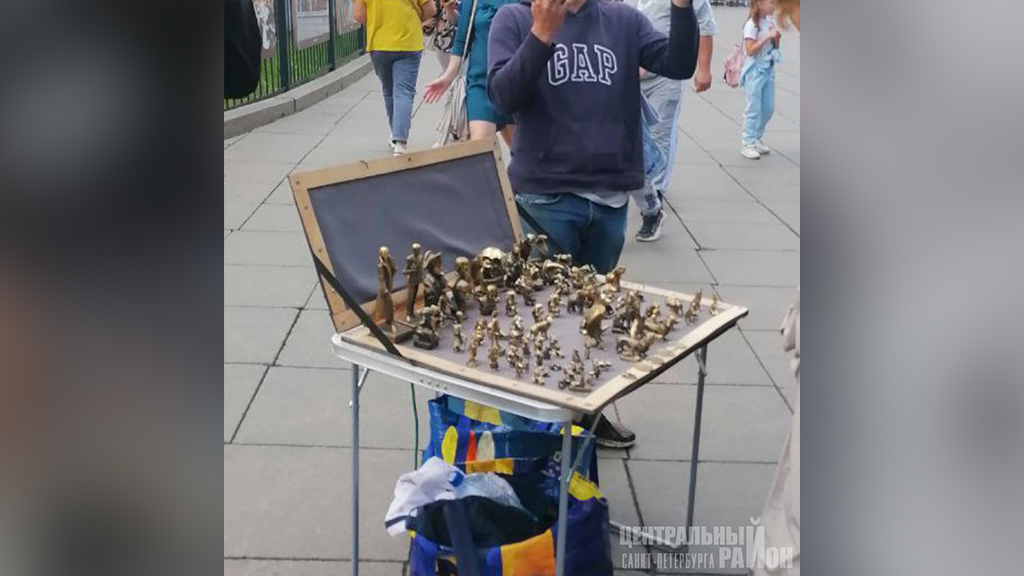 В центре Санкт-Петербурга инспекторы прогнали незаконных торговцев сувенирами. Фото © Telegram / Центр. Новости
