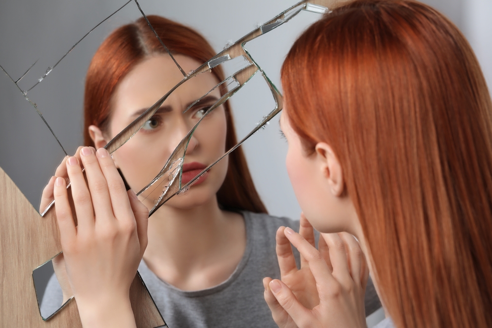 Не стоит держать дома треснутые зеркала — они символизируют разбитые стремления. Фото © Shutterstock