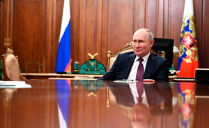 Путин: Надо подумать над созданием патриотических центров в вузах России