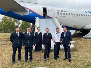 На фото экипаж сразу после аварийной посадки. Фото © t.me / Авиакомпания "Уральские авиалинии"