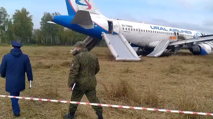 <p>Обстановка на месте ЧП после экстренной посадки самолёта. Обложка © t.me / <a href="https://t.me/zstproc/1831" target="_blank" rel="noopener noreferrer">Западно-Сибирская транспортная прокуратура</a></p>