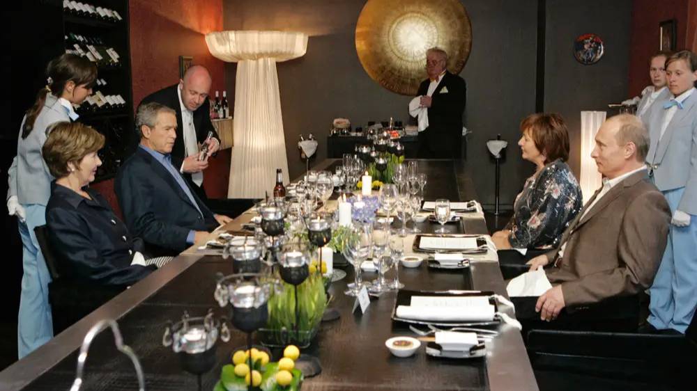 "Парень, который подавал еду": Джордж Буш оказался шокирован общей фотографией с Пригожиным