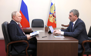 Путин заслушал губернатора Амурской области перед вылетом в Москву