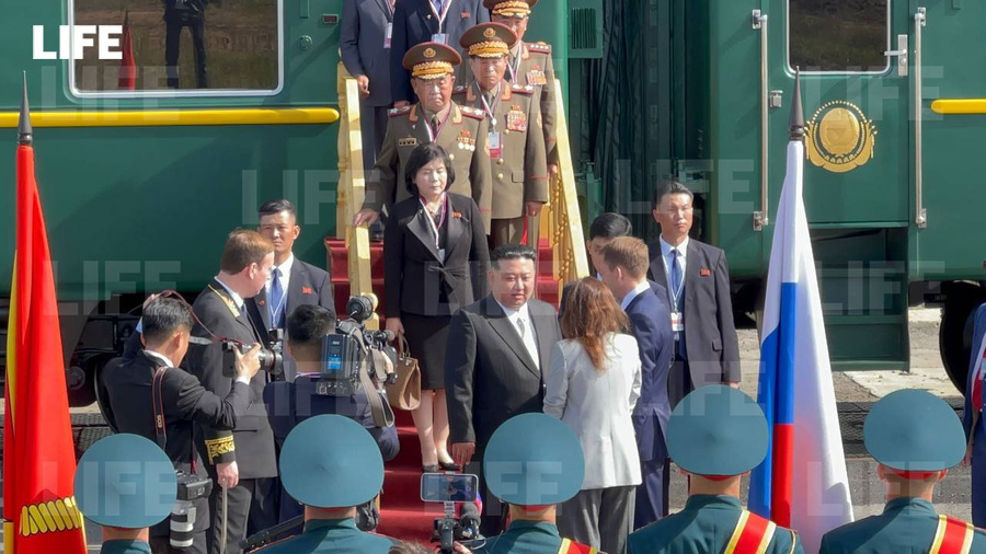 Ким Чен Ына встречают у поезда на космодроме Восточный. Обложка © LIFE / Павел Баранов