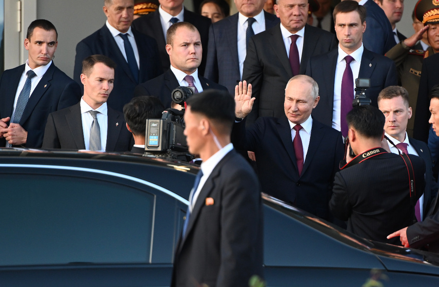 Путин проводил Ким Чен Ына после завершения переговоров. Фото © LIFE / Павел Баранов