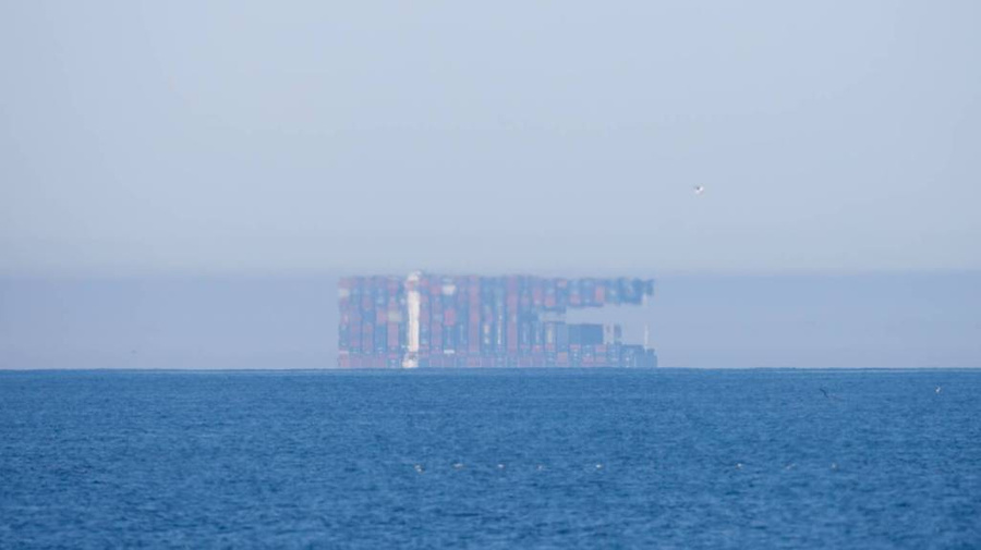 "Двойной" контейнеровоз у побережья Калифорнии. Фото © Wikimedia / RBTKTN