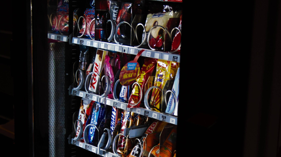 В таких автоматах продаются только сверхобработанные продукты. Фото © Unsplash / Marc Noorman