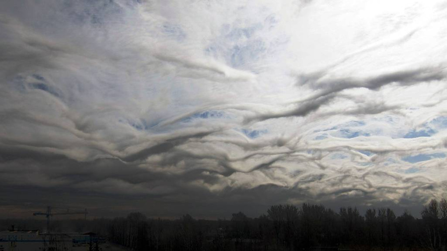 Облака асперитас над Ригой. Фото © Wikimedia / ScAvenger (Jānis Vilniņš)
