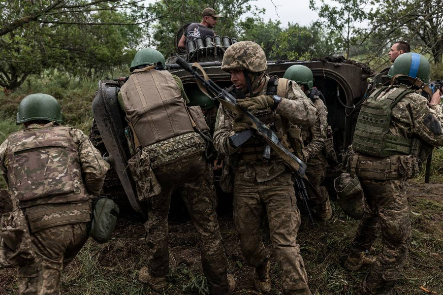 Военные эксперты отмечают, что удары ВСУ на участках Запорожского направления по посёлкам Работино, Старомайорское, Урожайное практически один в один повторяют тактику боёв за Артёмовск в 2022 году. Фото © Getty Images / Anadolu Agency