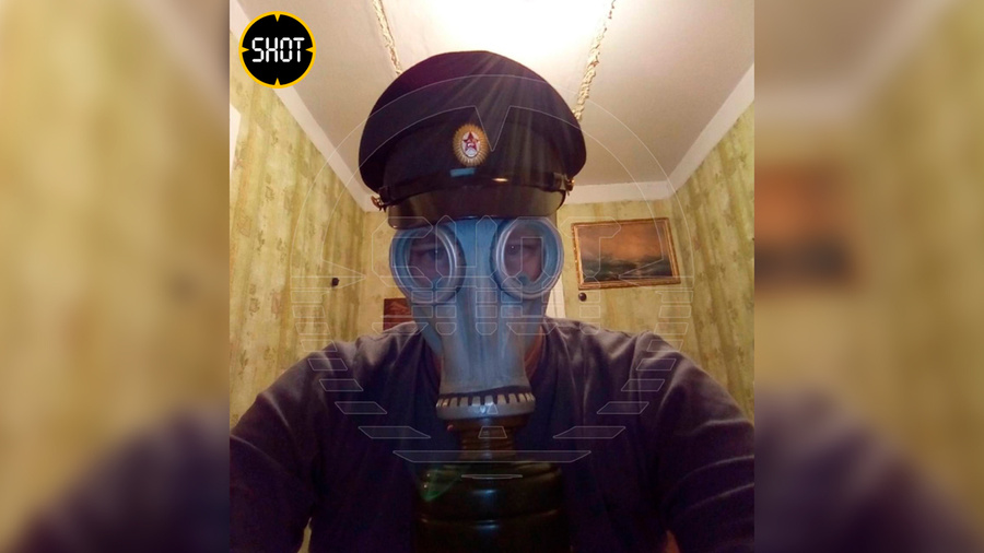 Вооружённый слесарь-косплейщик в противогазе поставил на уши Ленобласть. Обложка © t.me / SHOT