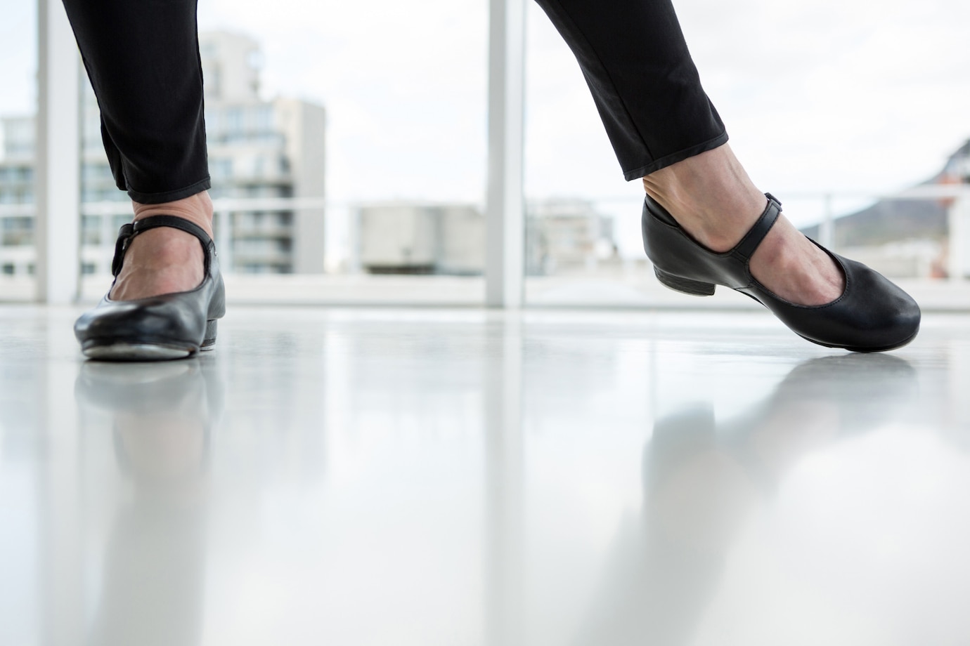 Стилист советует держать в офисе 3-4 пары обуви