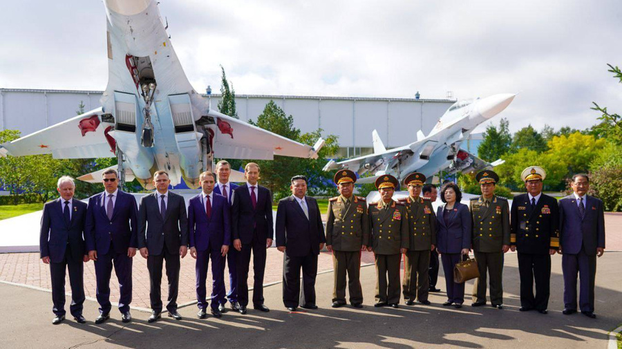 Ким Чен Ын на авиационных заводах в Комсомольске-на-Амуре. Обложка © t.me / ПУЛЕМЁТ ДЕГТЯРЁВА Z