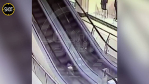 Появилось видео из ТЦ в Реутове, как девочке оторвало пальцы на эскалаторе