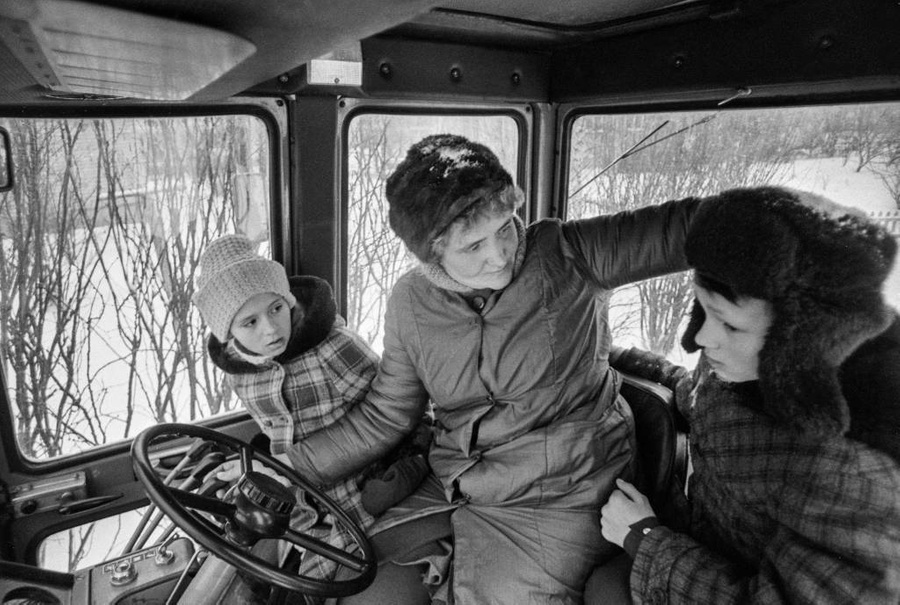 Советские женщины взваливали на себя как мужские обязанности по заработку, так и хлопоты по дому, которые считались женским делом. Фото © Сергей Метелица 
