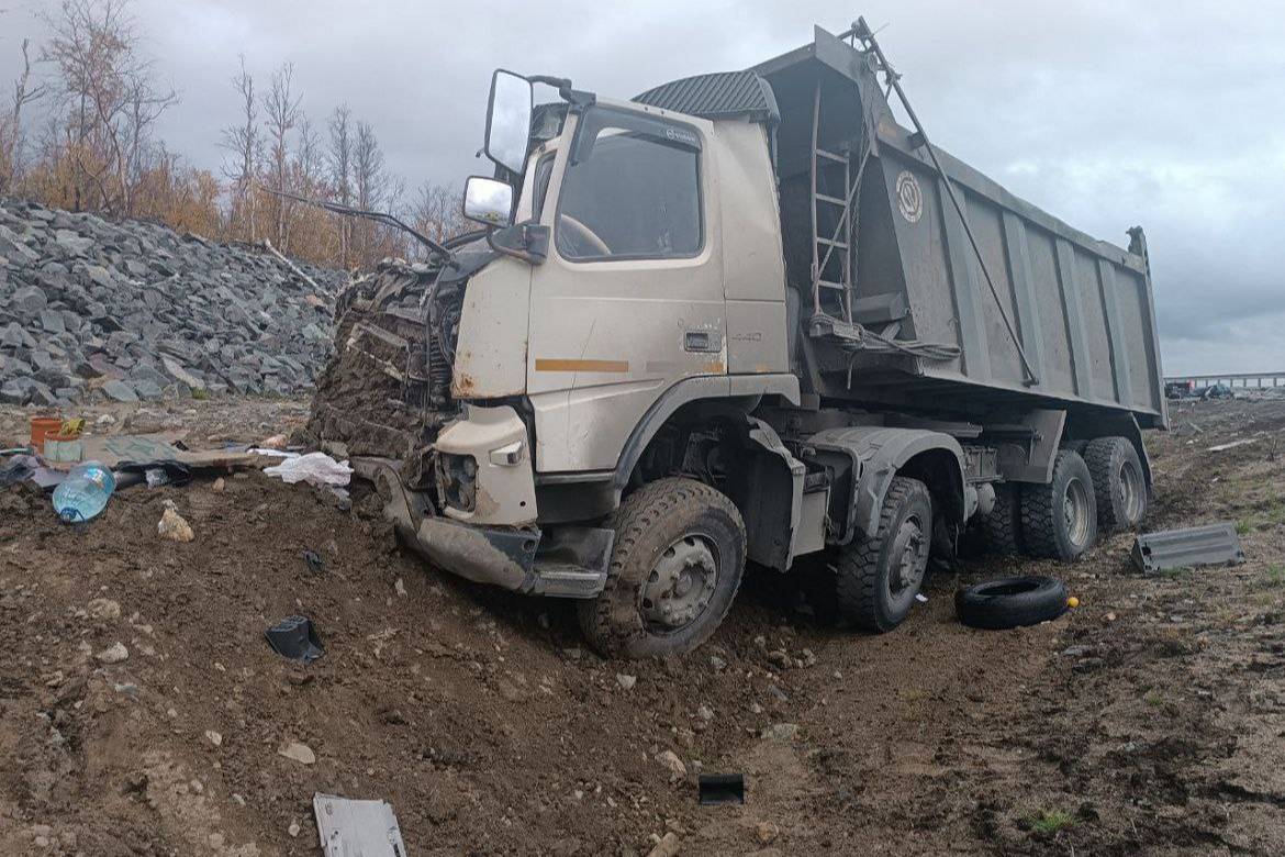 В Мурманской области 4 человека погибли в ДТП с угнанным самосвалом и  автобусом