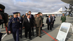 Ким Чен Ыну на аэродроме Кневичи показали самолёты стратегической авиации ВКС РФ